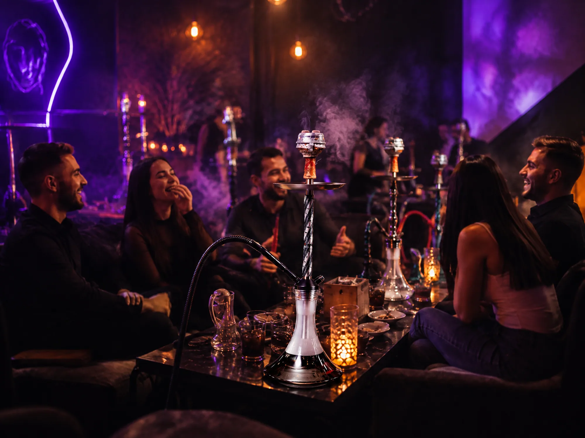 Гости с кальянами MOS-HOOKAH на вечеринке в лаунж-зоне